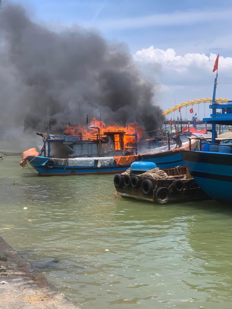 vụ cháy tàu cá trên sông Hàn Đà Nẵng 